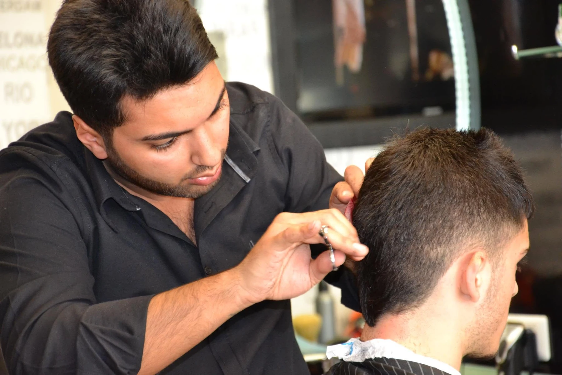 Friseur von Salon Image schneidet einem Kunden die Haare