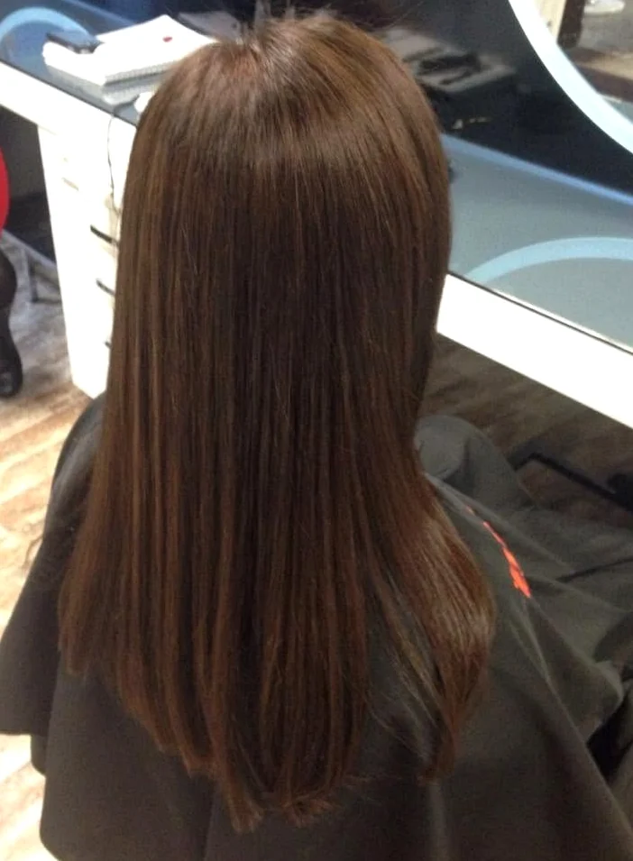 Glänzendes langes Haar nach dem Salonbesuch